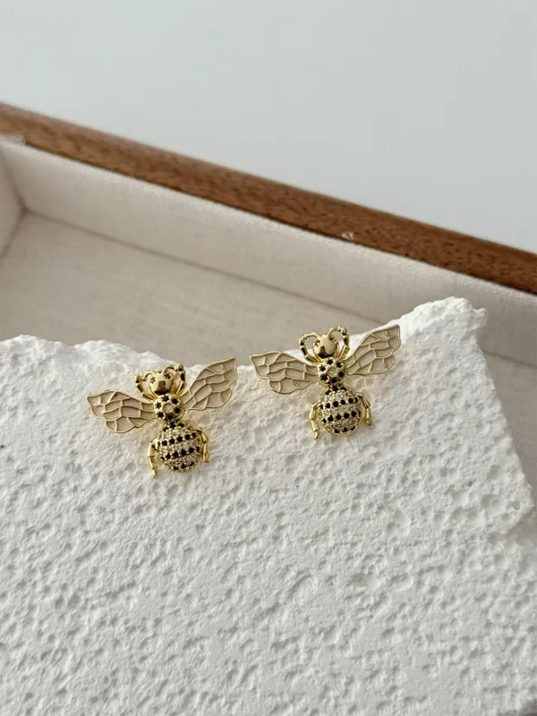 B. Begüm K. Tasarım Küpe