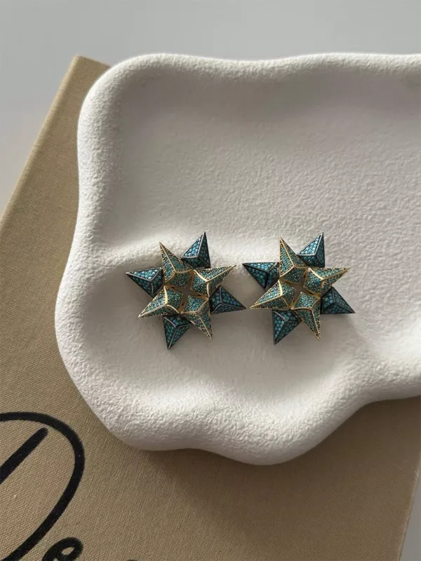 B. Özel Tasarım Küpe