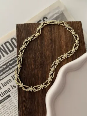 B. Özel Tasarım Kolye